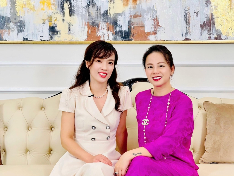 Bà Đào Lan Hương mặc áo dài với dây chuyền Chanel.