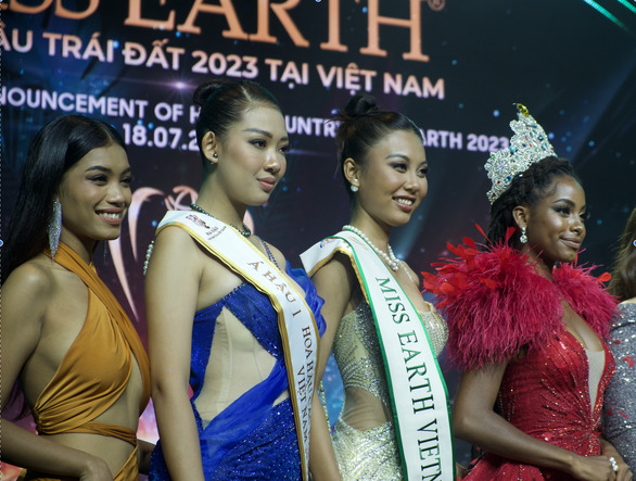 Thu Thảo (người thứ 3 từ trái sang) sẽ thi Miss Earth 2022, thay cho Nông Thúy Hằng