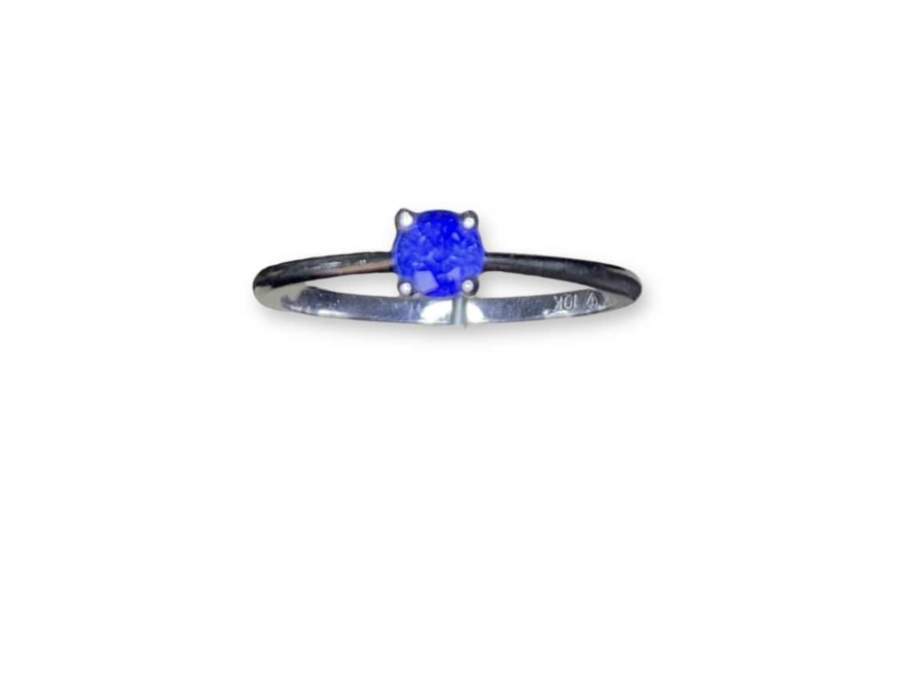 Sapphire có nhiều màu sắc, loại màu xanh dương và rực màu nhất có giá trị cao