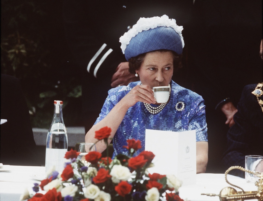 Nữ hoàng Elizabeth rất thích uống trà.