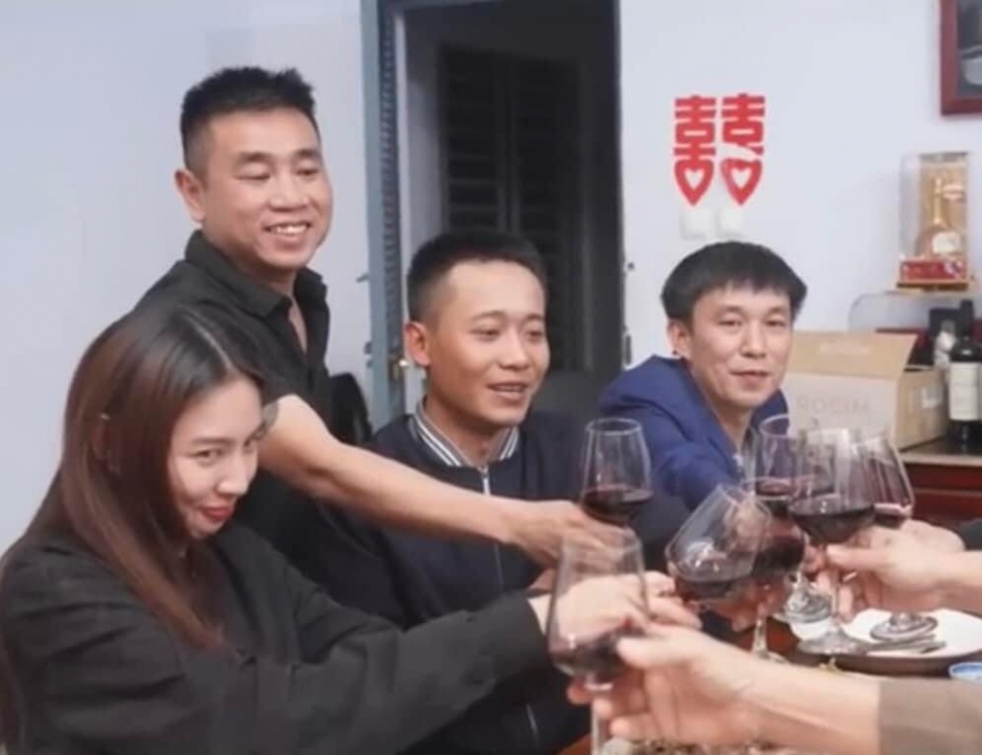 Hoa hậu Thùy Tiên và Quang Linh Vlog làm tiệc 'báo hỷ' tại châu Phi? - Ảnh 1