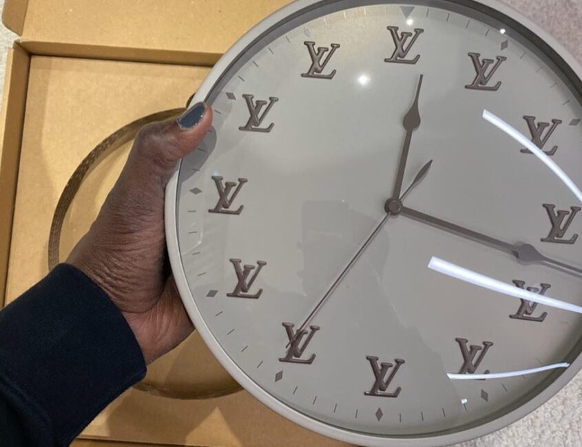 Chiếc đồng hồ này được bán lại với giá 1200 USD.
