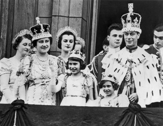 Ông nội Nữ hoàng Anh, Vua George V, đã tặng bà một chuỗi ngọc trai 3 lớp.