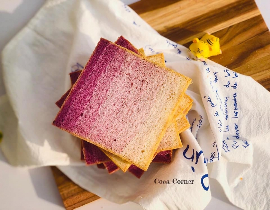 Bạn có thể sử dụng bột khoai lang tím để tạo màu cho bánh mì. Ảnh: Quỳnh Phạm.