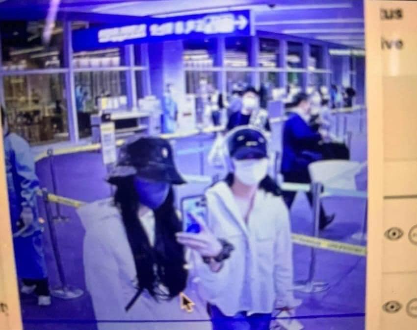 Ảnh selfie của Lisa và Jisoo tại sân bay 1-2 ngày trước