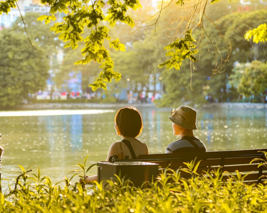 Không khí mát mẻ, ánh nắng vàng tươi... của Hồ Gươm vào mùa thu rất hợp với các cặp đôi. Ảnh: Hà Hiển.