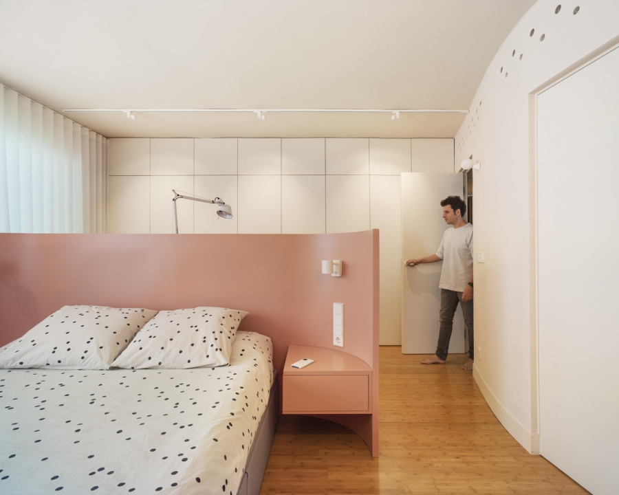 Phòng ngủ sử dụng tone màu hồng và trắng chủ đạo cho cảm giác ngọt ngào lãng mạn. Bộ chăn ga gối họa tiết chấm bi trắng đen cũng góp phần làm tôn lên vẻ trẻ trung và sinh động cho không gian thư giãn.