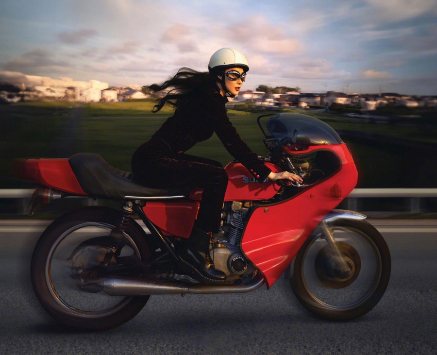Băng Băng còn thể hiện hình ảnh cá tính khi mặc đồ đen lái môtô trên đường phố.