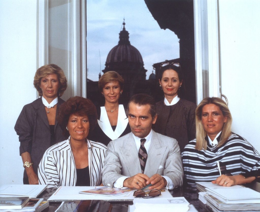 NTK Karl Lagerfeld bên cạnh năm chị em nhà Fendi vào năm 1984