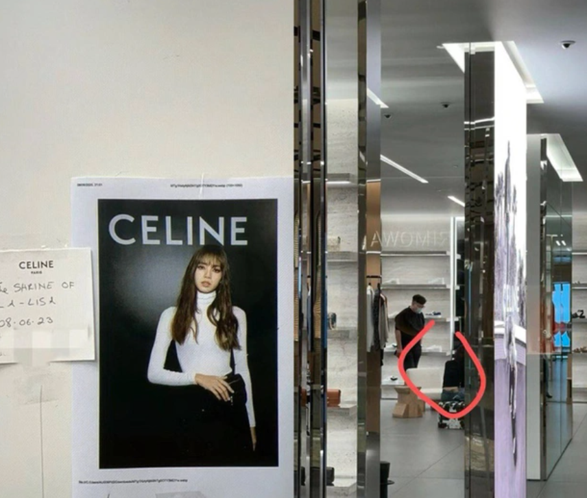 Hình ảnh Lisa được bắt gặp trong cửa hàng thương hiệu Celine