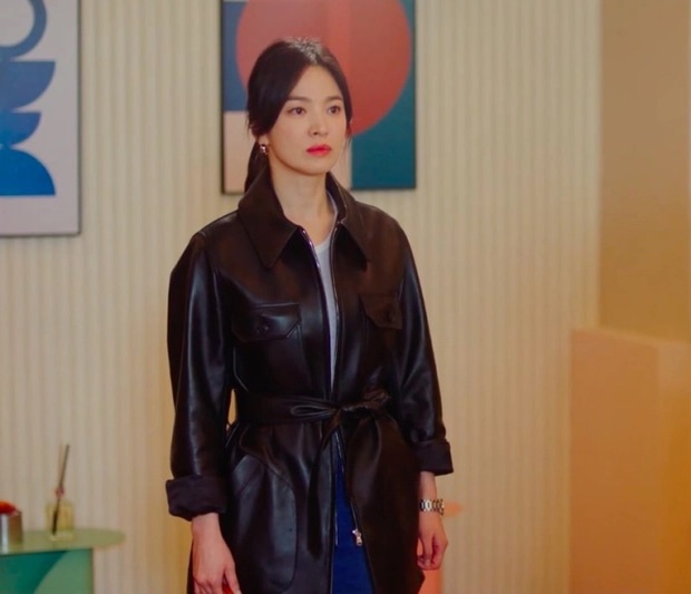 Áo khoác da vốn đã nổi bật nên người diện chỉ cần kết hợp với một kiểu áo và quần dài/chân váy đơn giản, là có thể tạo nên bộ trang phục sành điệu. Đường nhấn eo góp phần tôn dáng và nâng tầm phong cách. Vẻ ngoài của Song Hye Kyo trở nên long lanh hơn nhờ đôi khuyên tai.