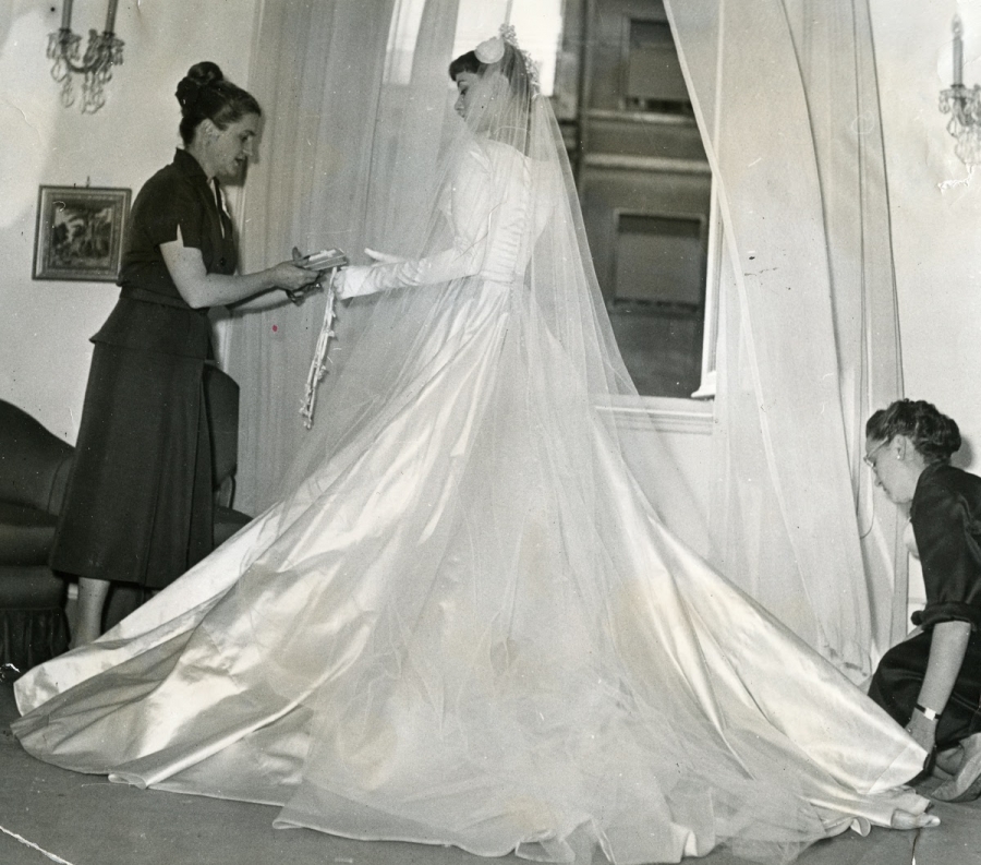 Audrey Hepburn xinh đẹp trong chiếc váy cưới đến từ thương hiệu Ý.