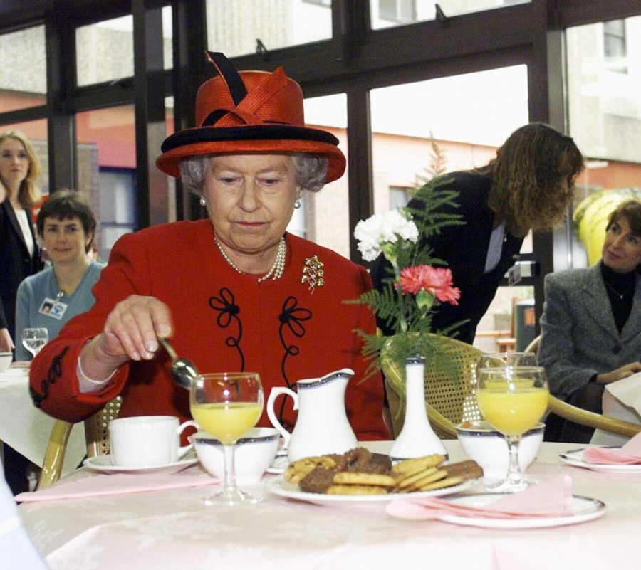 Tay áo của nữ hoàng Anh luôn ngắn để thuận tiện cho việc ăn uống.