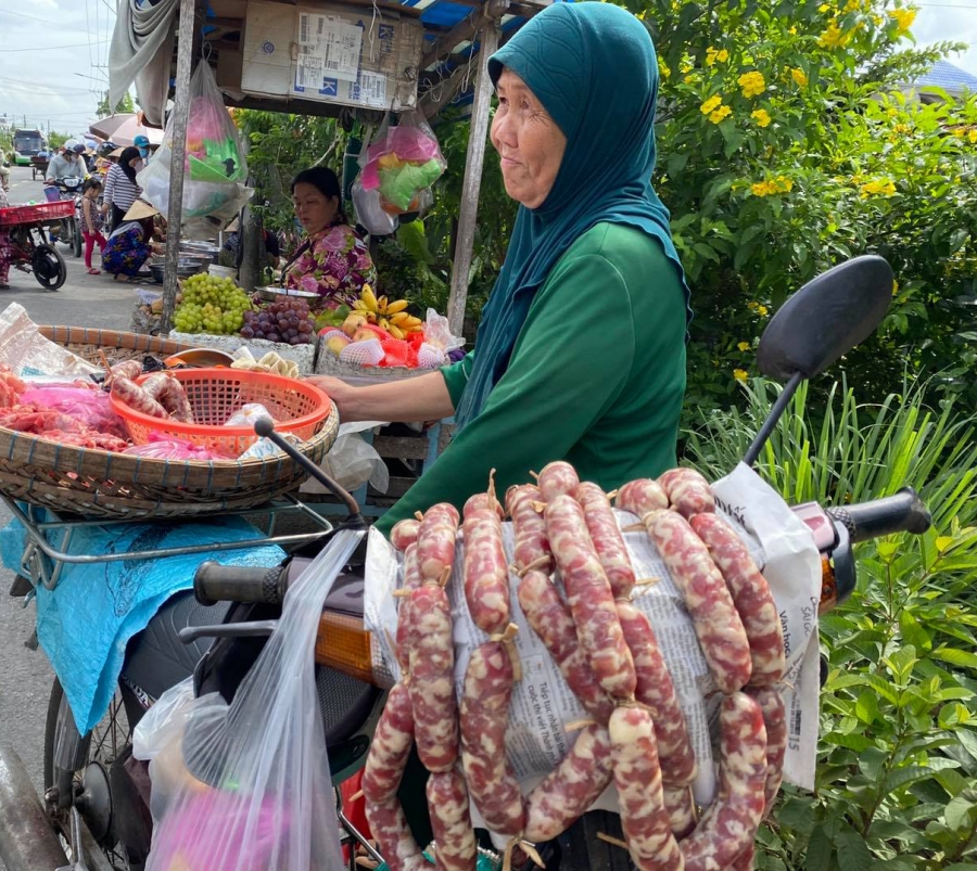 Bạn có thể dễ dàng tìm thấy món tung lò mò tại các khu chợ của người Chăm ở An Giang.