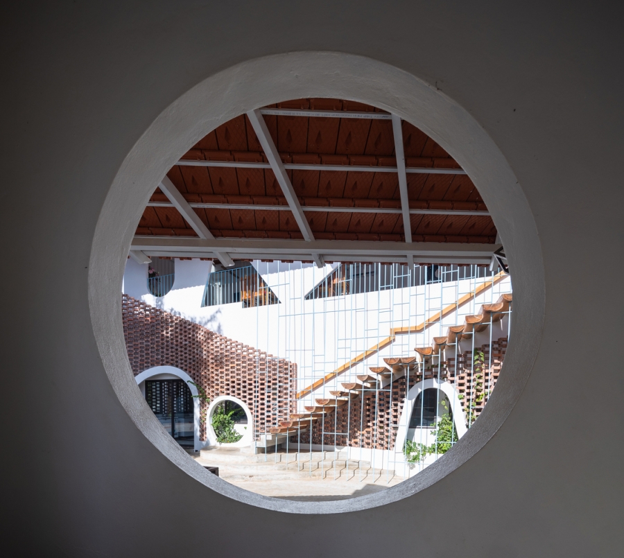 Những khung cửa sổ hình tròn xuất hiện thường xuyên trong công trình tạo nên vẻ đẹp 'tròn trịa', viên mãn và hài hòa với tổng thể.
