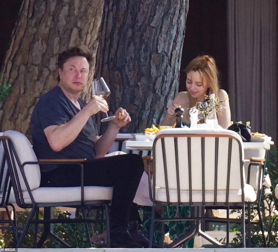 Tỷ phú Elon Musk công khai đi ăn thân mật cùng bạn gái kém 24 tuổi - nữ diễn viên Natasha Bassett.