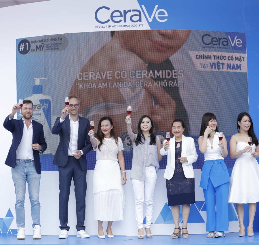 Ban Giám đốc L’Oréal và đại diện Ngành hàng Dược Mỹ phẩm L’Oréal Việt Nam chúc mừng sự có mặt chính thức của thương hiệu CeraVe tại Việt Nam.
