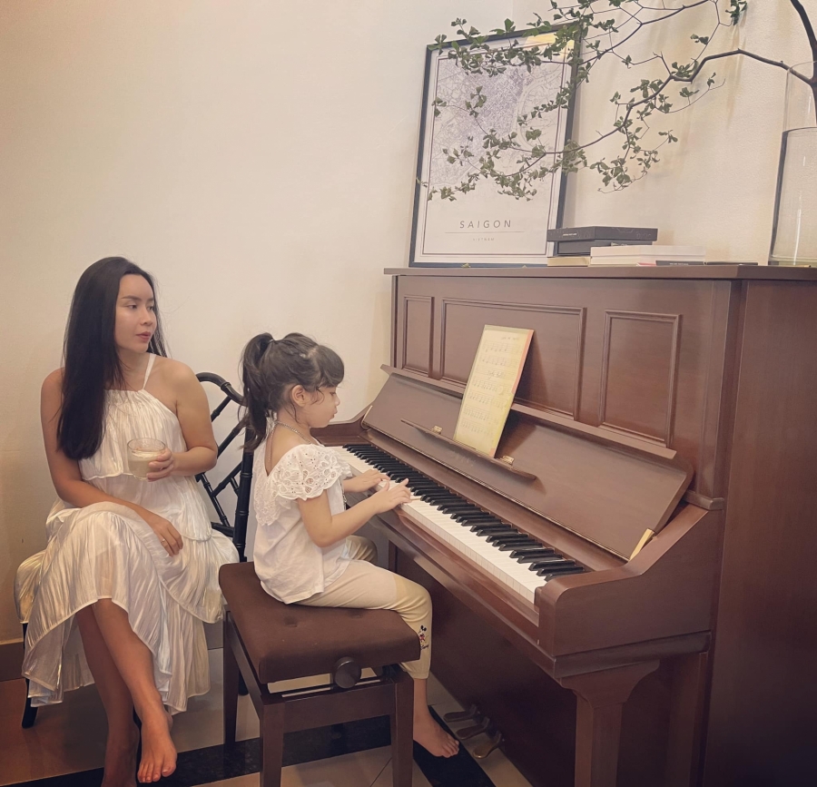 Đây cũng là góc bé Mina và bé Su được bố mẹ rèn luyện âm nhạc.