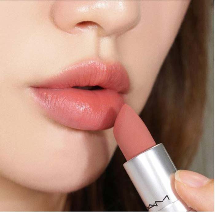 Son môi MAC Retro Matte Lipstick bán chính hãng ở showroom có giá dưới 500.000VNĐ.