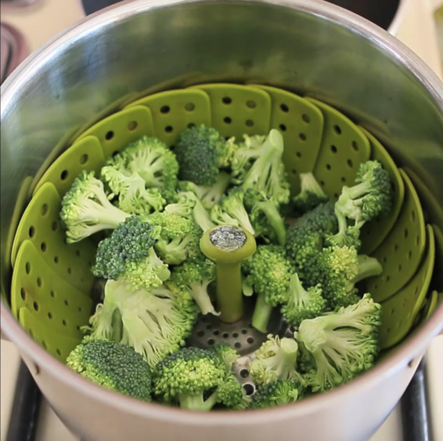 Bạn có thể luộc hoặc hấp chín bông cải xanh đều được.