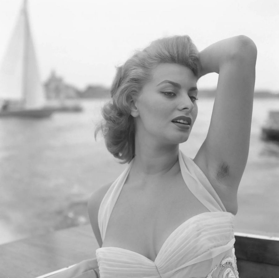 'Quả bom sex' Sophia Loren nhiều lần khoe dáng với nách không cạo lông. Bà đã thành công khi chứng minh rằng phụ nữ vẫn đẹp và gợi tình, ngay cả khi họ không cạo lông nách.