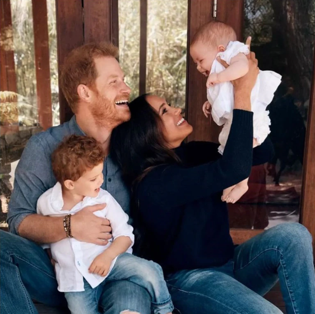 Ngay từ khi các con chào đời, vợ chồng Harry đã hạn chế đăng ảnh cận mặt để bảo vệ con mình