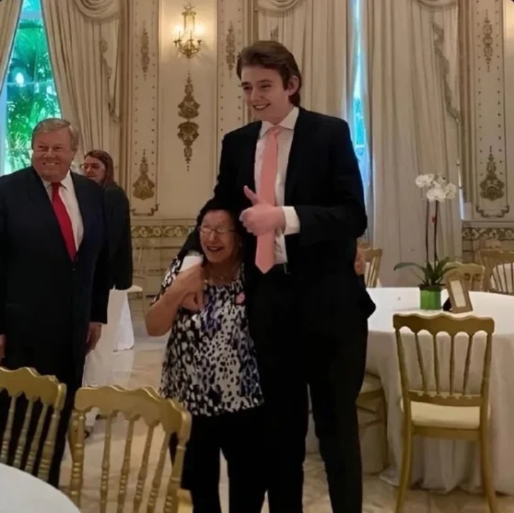 Chiều cao vượt 2m1 của Barron Trump, mẹ siêu mẫu đứng cạnh cũng thành lùn - Ảnh 2