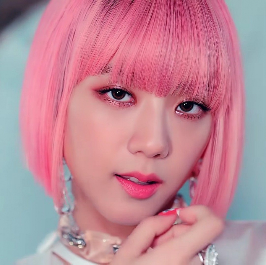 Hình ảnh nữ idol để tóc cúp ngắn màu hồng, mái ngang trong 'Ddu-du Ddu-du' là táo bạo nhất.