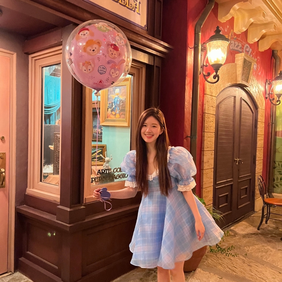 Hình ảnh mới nhất trong chuyến đi thăm Disneyland Thượng Hải của cô.