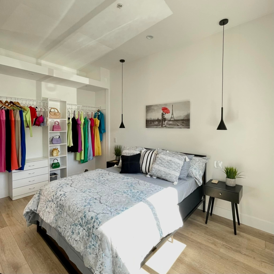 Kế giường là một tủ quần áo âm tường thiết kế mở. với nhiều ngăn để treo đồ, để phụ kiện tính toán kĩ.