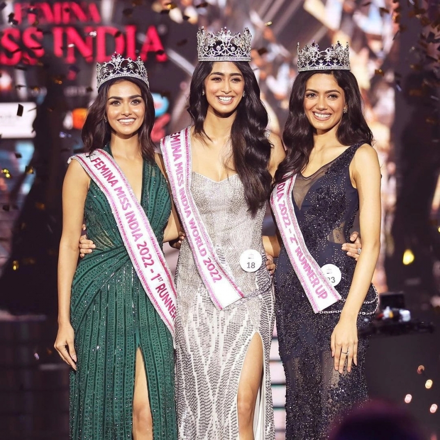 Sini Shetty cùng hai Á hậu trong đêm chung kết Hoa hậu Ấn Độ