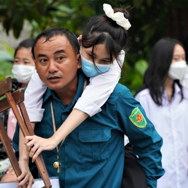 Nữ sinh Nguyễn Thị Hồng Hạnh được bố cõng vào phòng thi