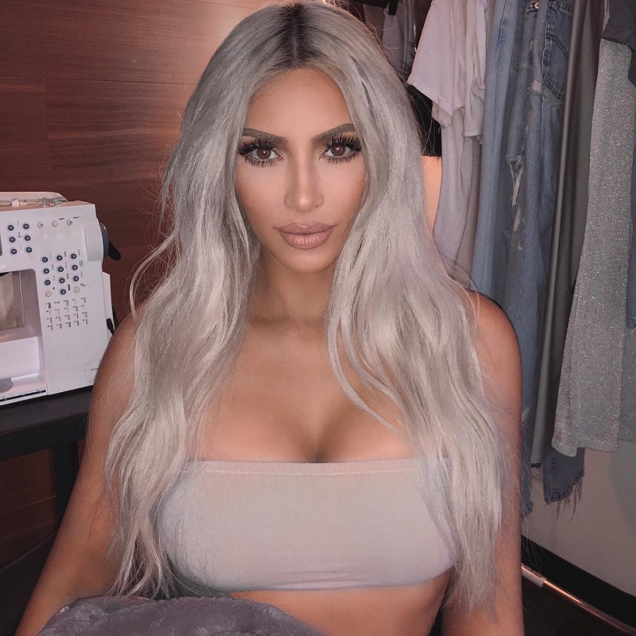 Theo Kim Kardashian, việc ngẩng lên khi chụp selfie giúp khuôn mặt bạn trông nhỏ và sắc nét hơn, đồng thời làm cho các đường nét của bạn trông thon gọn hơn.