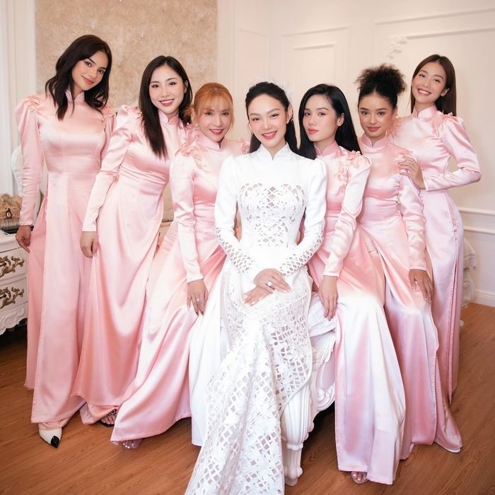 Lễ cưới của Minh hằng có sự tham gia của dàn phụ dâu đình đám như Khả Như, Khả Ngân, 2 thành viên đội Minh Hằng trong The Face 2018 là Như Mỹ và Trâm Anh.