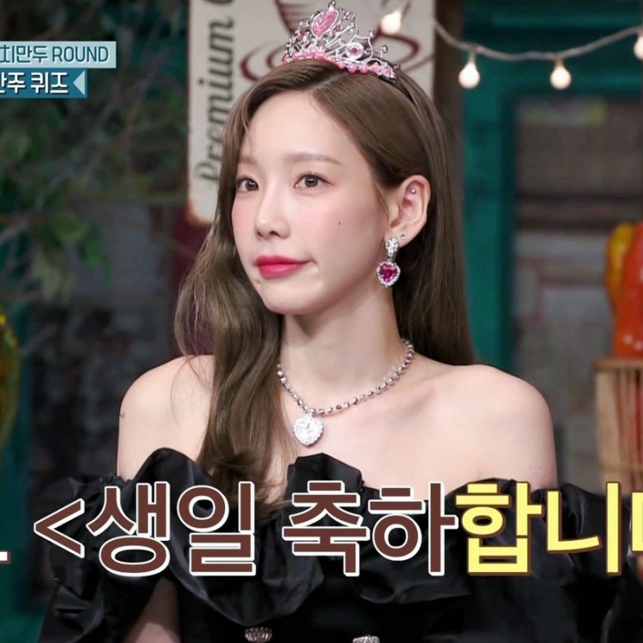 Irene (Red Velvet) hoá công chúa khi đeo bộ trang sức này lên chương trình truyền hình. Bộ đồ chơi lập tức sau đó được cộng đồng fan Hàn lùng sục để được 'cheap moment' với idol.