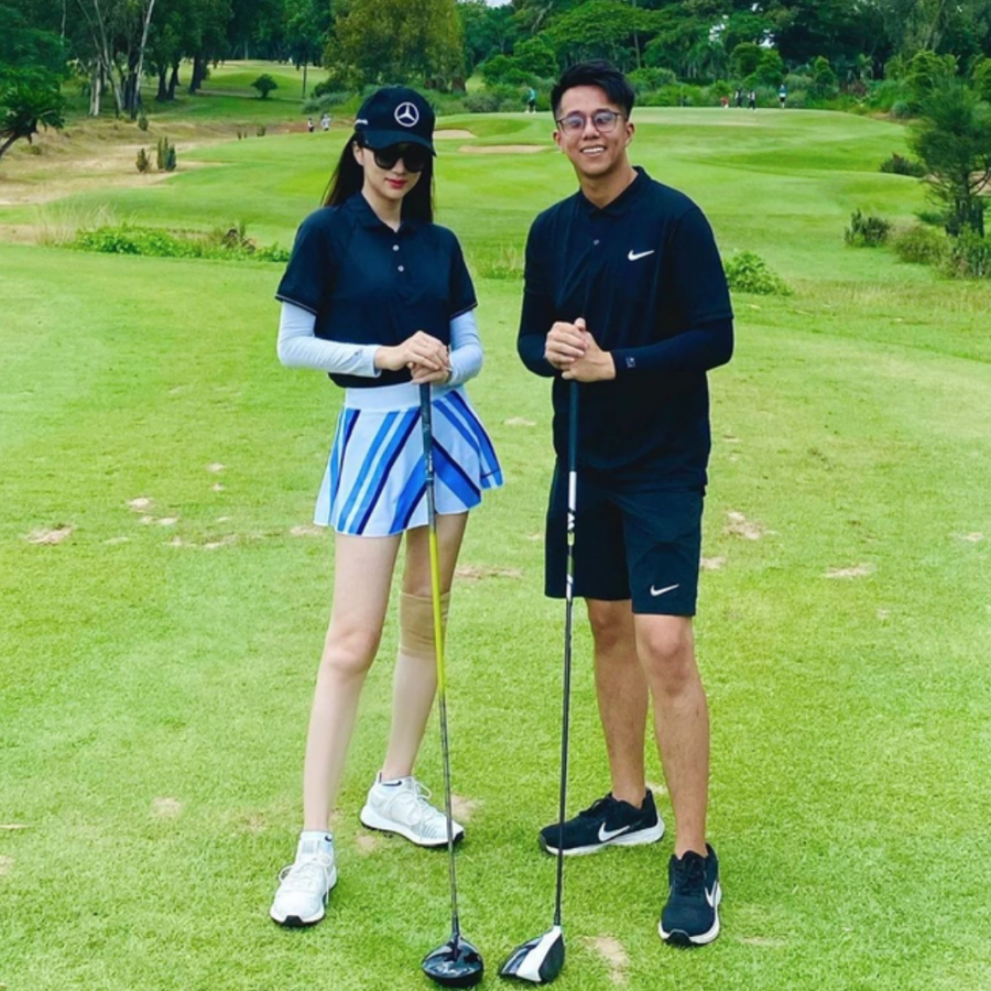 Matt Liu trên sân golf cùng Hương Giang, anh chọn trang phục thể thao đơn giản để bạn gái nổi bật.