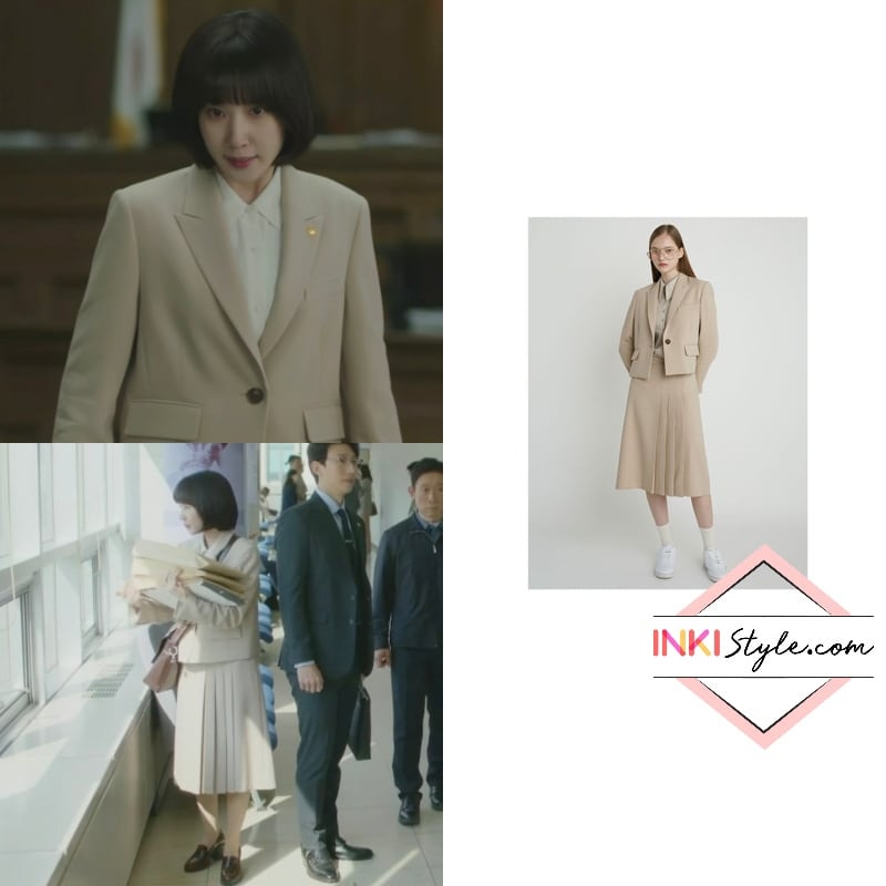 Outfit đi làm của Woo Young Woo trong 'Extraordinary Attorney Woo'. Cô kết hợp giữa blazer croptop và chân váy xếp ly, cả set đều của thương hiệu OLIVE DES OLIVE.