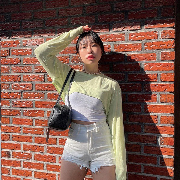 Sohee mix áo croptop với quần short cạp cao, đây là combo hoàn hảo cho cô nàng 'nấm lùn'. Lên hình chẳng ai có thể nghĩ bạn không cao đến 1m50.