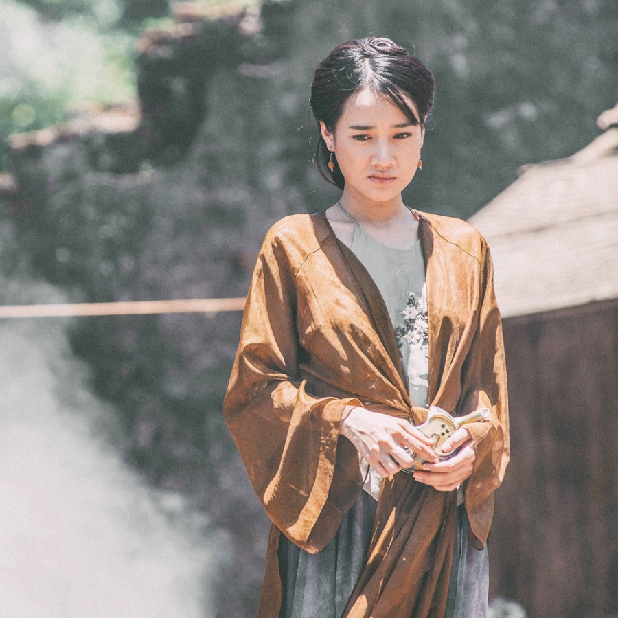 Việc mặc nhiều lớp trang phục biểu thị cho sự kín đáo, phù hợp thuần phong mỹ tục của phụ nữ Việt. Vì vậy, một chiếc áo áo yếm là không thể thiếu trong bất kỳ trong phục nào của phụ nữ Việt xưa. 
