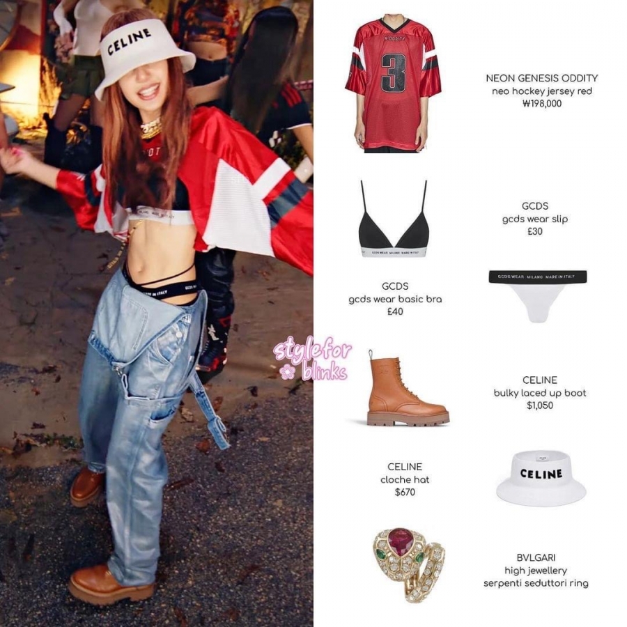 Xem MV 'Pink Venom' chắc chắn các fan sẽ không quên outfit cực nóng bỏng của Lisa trong phân đoạn rap. Cô nàng xây dựng hình ảnh hip hop thập niên 90 với áo jersey, yếm jeans trễ và mũ bucket. Tổng giá trị set đồ này khoảng 44 triệu đồng, (chưa tính chiếc nhẫn của Bvlgari).