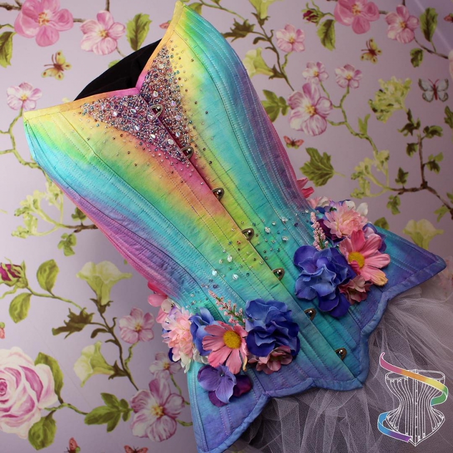 Váy cô tiên từ @rainbowcurvecorsety.