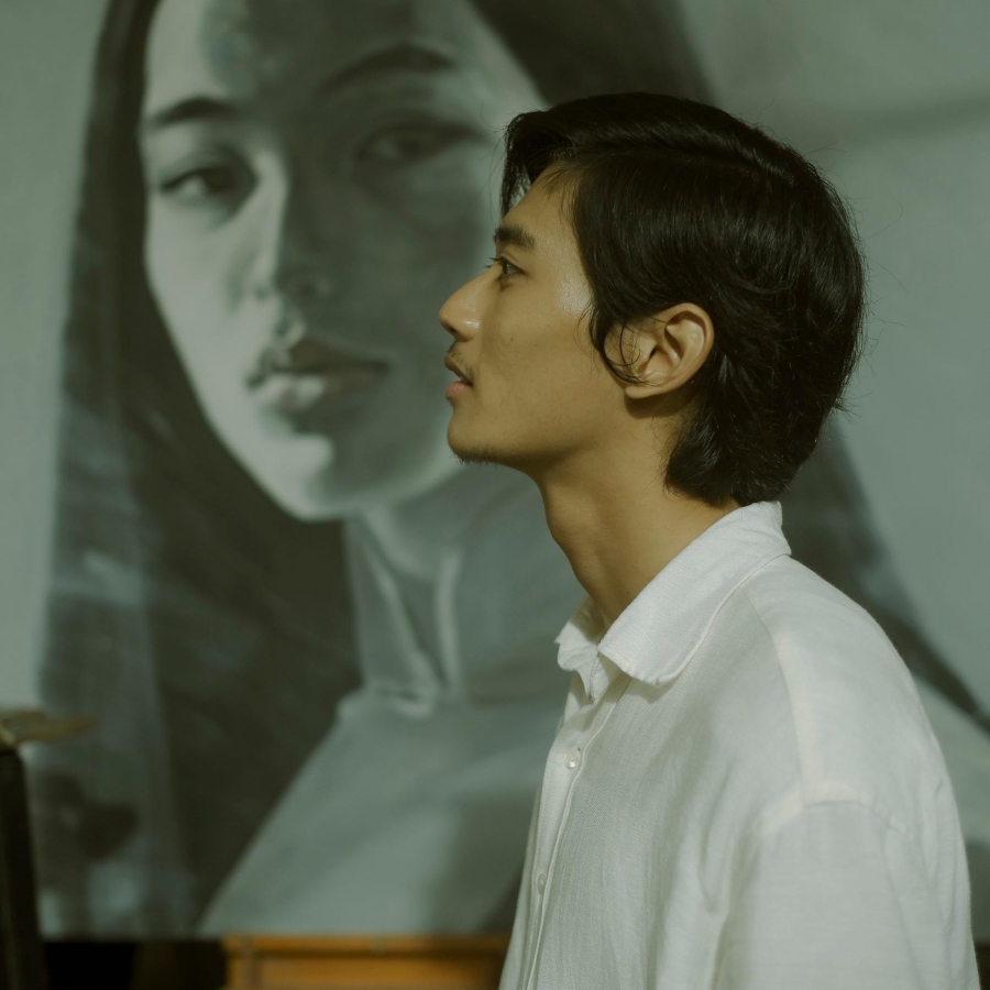 Anvin Lu trong phân cảnh đến 'Tuyệt tình cốc', ngắm bức tranh vẽ Diễm.