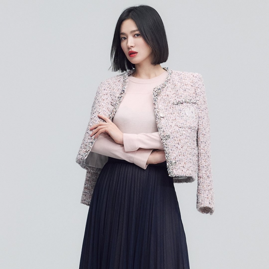 Phụ nữ Hàn Quốc đặc biệt yêu thích những chiếc chân váy xếp li. Khi mặc áo khoác vải tweed ra ngoài chân váy xếp li, bạn có một combo đúng trong mọi hoàn cảnh.