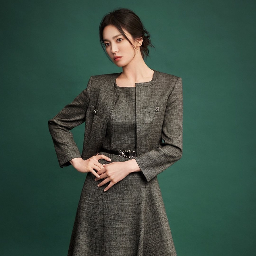 Song Hye Kyo rất hợp với những tông màu tối như xám lông chuột, navy,...