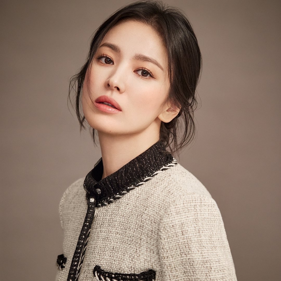 Song Hye Kyo có vẻ đẹp thanh tú và sang trọng, được mệnh danh là 'đóa hoa vụn vỡ', vô cùng với trang phục vải tweed.