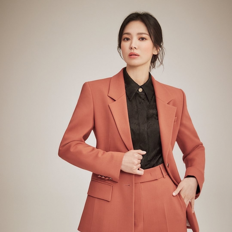 Cận cảnh nhan sắc Song Hye Kyo trong trang phục Michaa thu đông 2022.