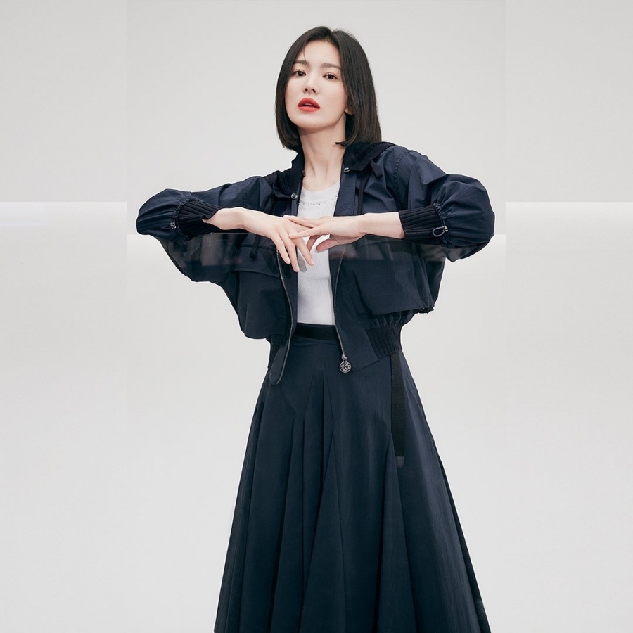 Một outfit vừa trẻ trung năng động, lại tuyệt đối lịch sự của Song Hye Kyo. Bí quyết là kết hợp áo khoác bomber vải voan với chân váy xếp li lịch sự, một set đồ mùa thu lý tưởng.