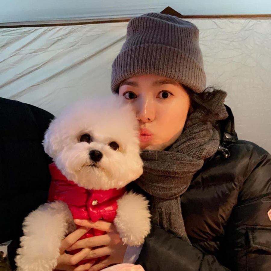 Song Hye Kyo cực kỳ dễ thương khi đội mũ len beanie. Chiếc mũ này có ưu điểm tuyệt vời là khả năng giữ ấm tốt. Vì thế mà giữa thời tiết âm độ ở Hàn Quốc, dù mặc áo phao và quấn khăn len nặng nề nhưng nữ diễn viên vẫn rất xinh đẹp.