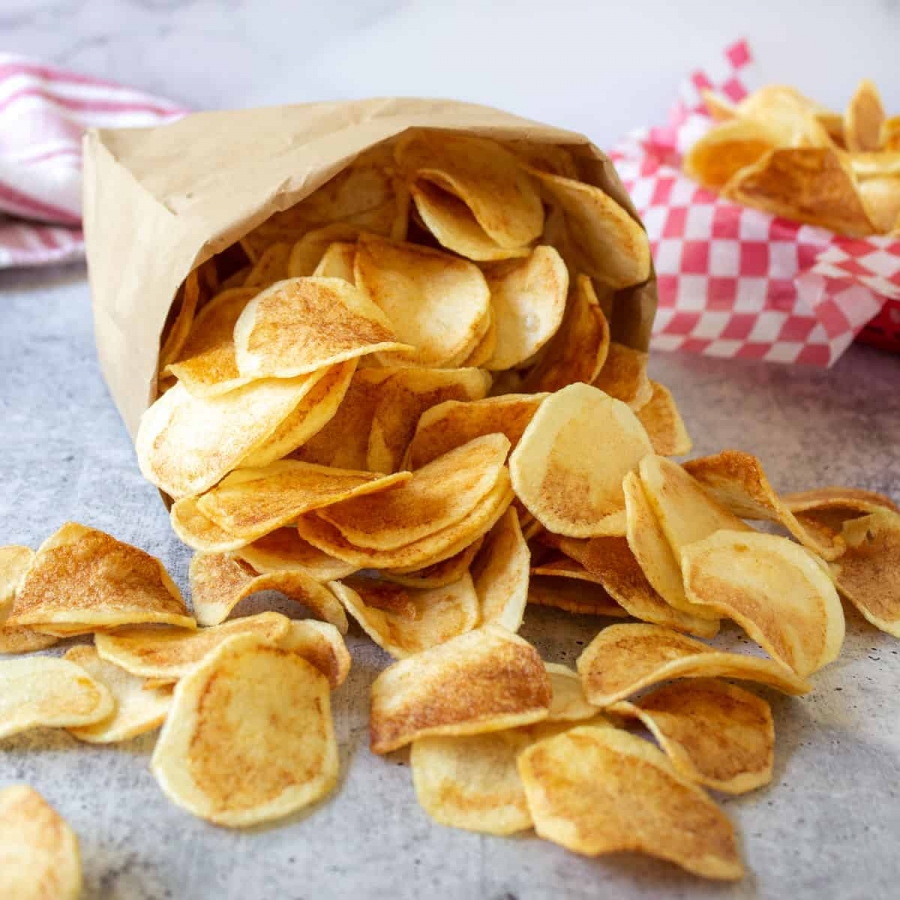 Potato chips là khoai tây chiên mỏng như bim bim nên khi ăn sẽ giòn rụm