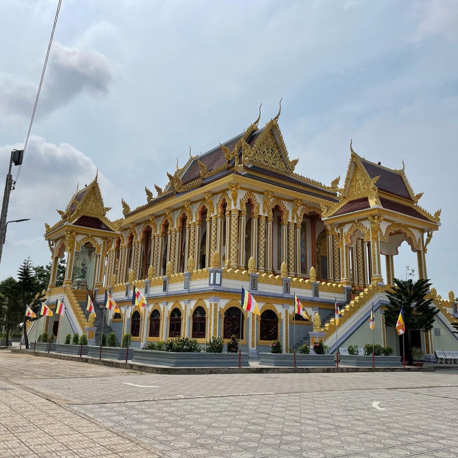 Ngôi chùa này đẹp chẳng kém những ngôi chùa nổi tiếng của Thái Lan hay Campuchia. Ảnh: tran.tran.tran